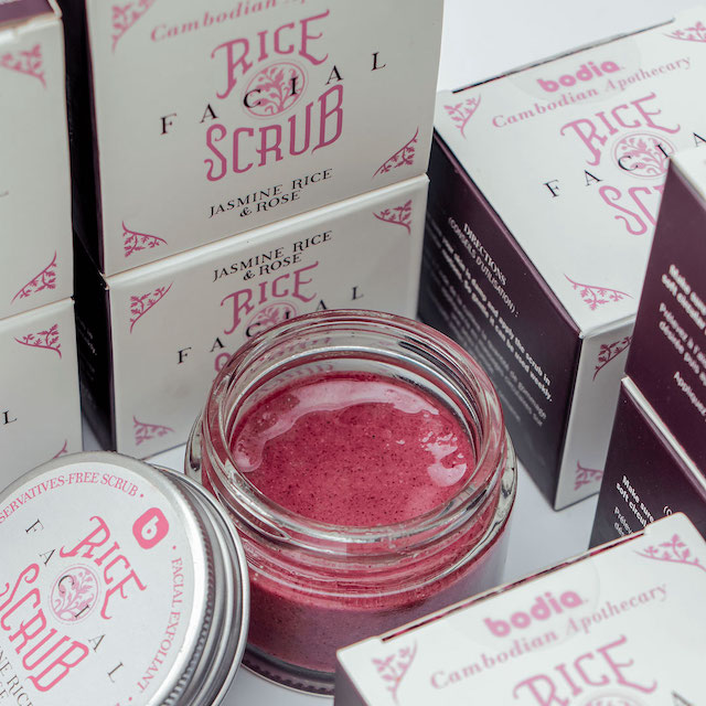 Rýžový peeling - jasmínová rýže a okvětní lístky růží